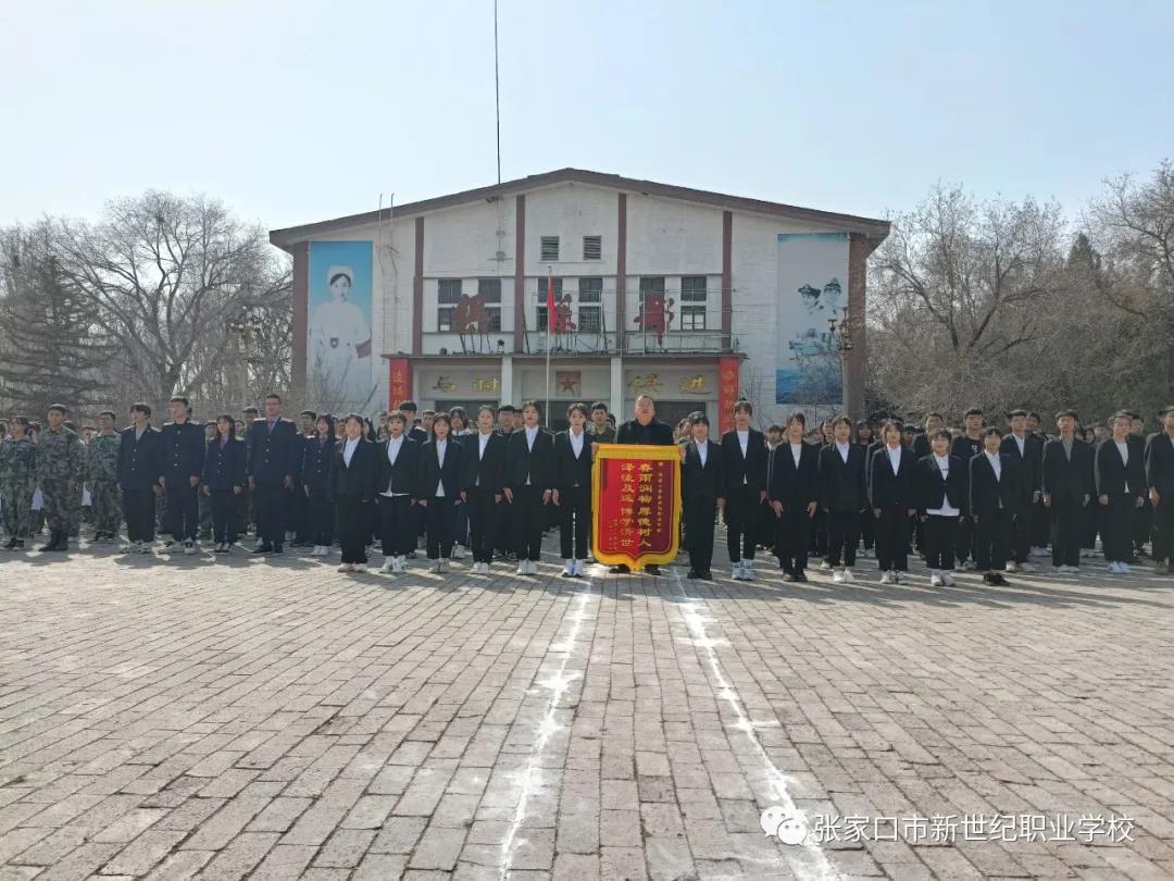 畢業(yè)獻錦旗2.jpg 畢業(yè)獻錦旗2.jpg